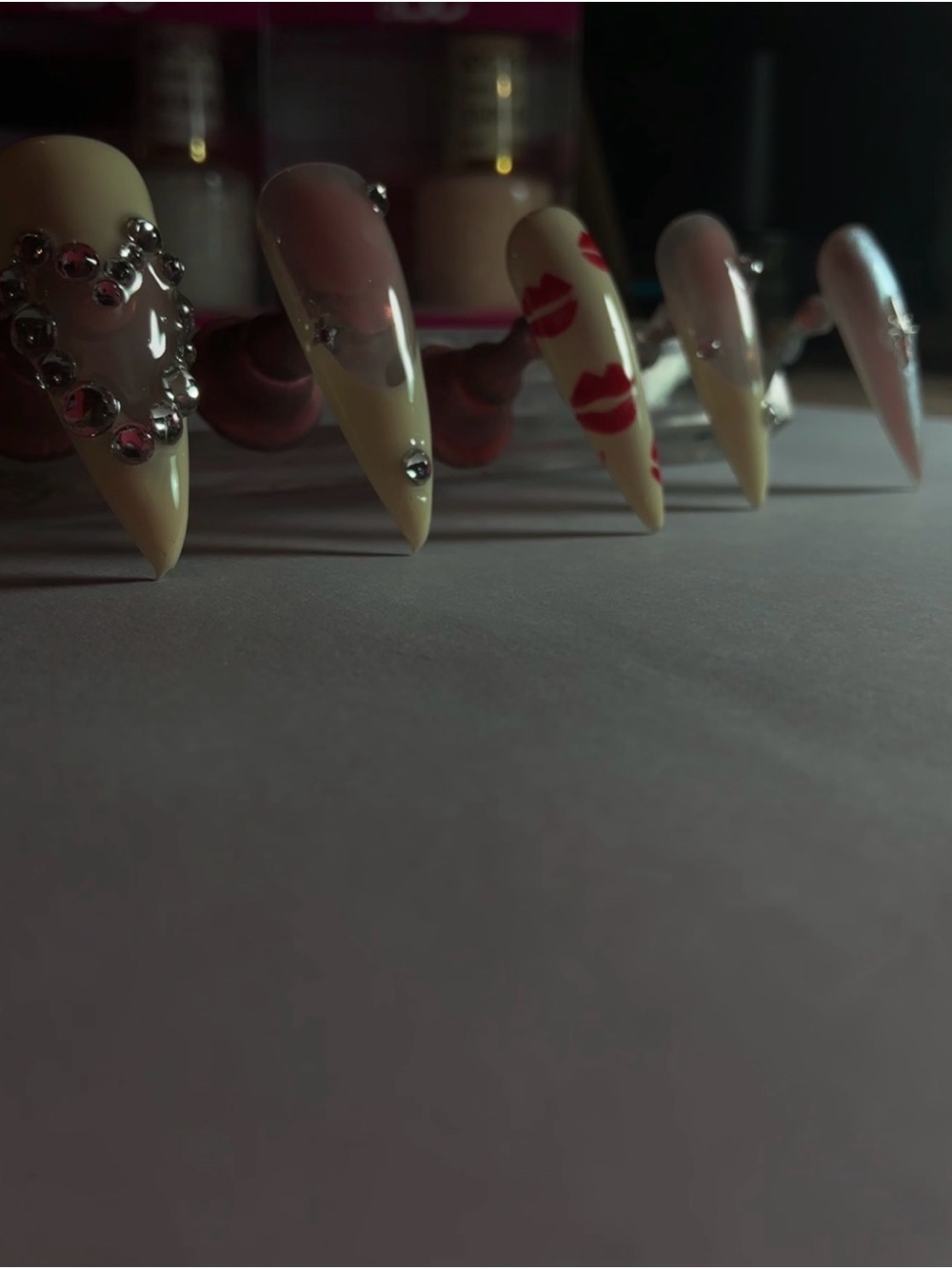 False Nail Set - Cream & Pink Stiletto Press-Ons with Red Lip Art